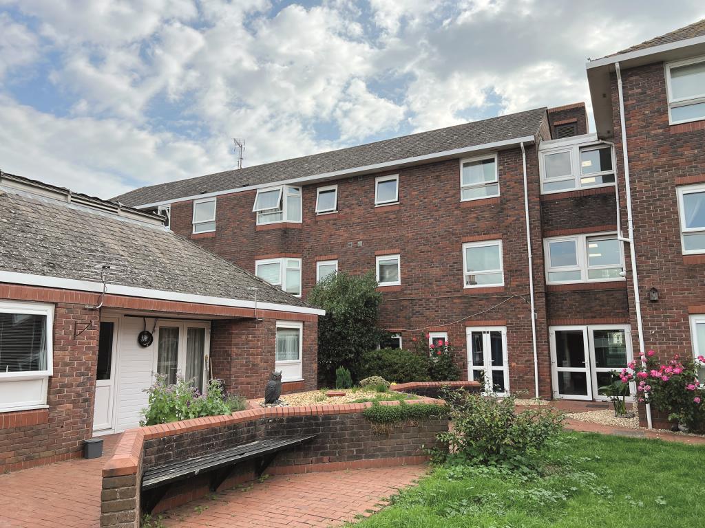 Lot: 113 - GROUND FLOOR STUDIO FLAT FOR INVESTMENT - Rear Elevation of building and communal gardens